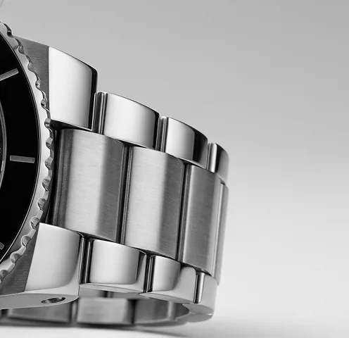 Elos da pulseira de aço escovado em preto e branco.